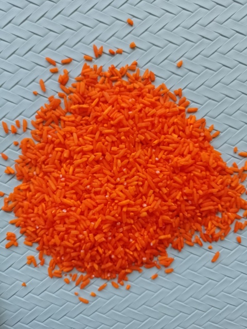 Kolorowy ryż - pomarańczowy